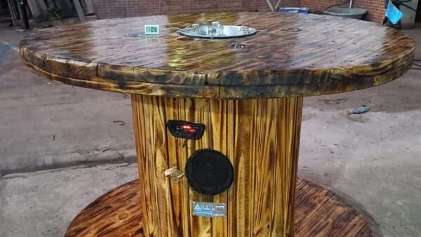 Fabricó mesa con equipo de sonido, champañera y cargador