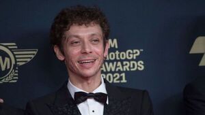 Valentino Rossi subasta casco para recaudar dinero que irá a África
