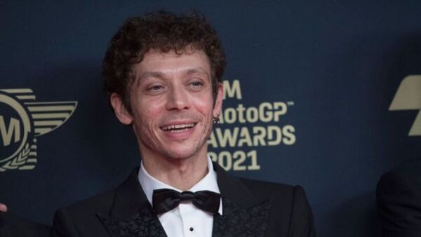 Valentino Rossi subasta casco para recaudar dinero que irá a África