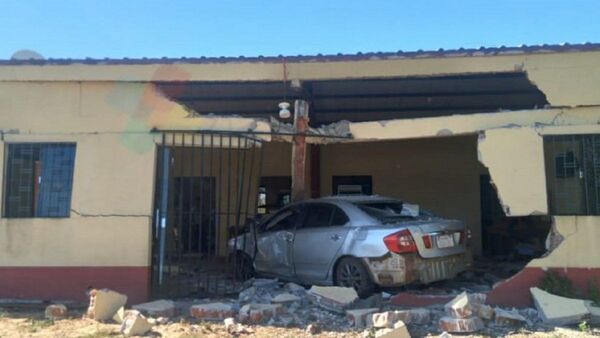 Tras dar una vuelta, adolescente al volante atropella reja y termina dentro de una casa