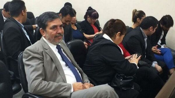 Ex contralor se entrega para cumplir con su pena