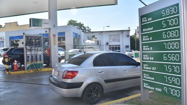 Emblemas se van sumando a la baja de  los combustibles