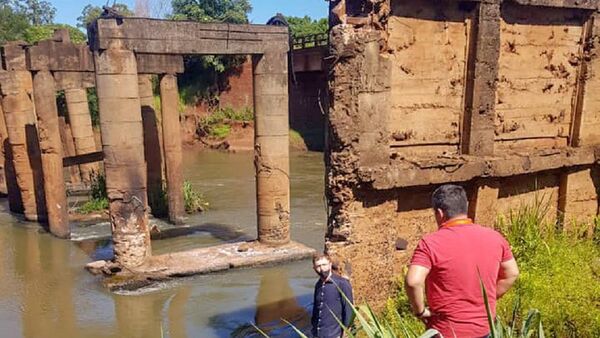 Desmoronamiento compromete a puente en distritos de Alto Paraná