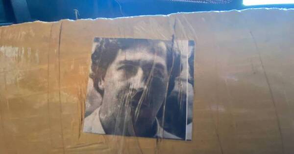 La Nación / Cae droga que tenía como logo foto de Pablo Escobar