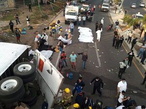 En México murieron 55 migrantes al volcar un camión en Chiapas - .::Agencia IP::.