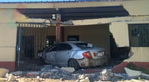 Menor de 13 años al volante, atropella reja y termina dentro de una casa - Noticiero Paraguay