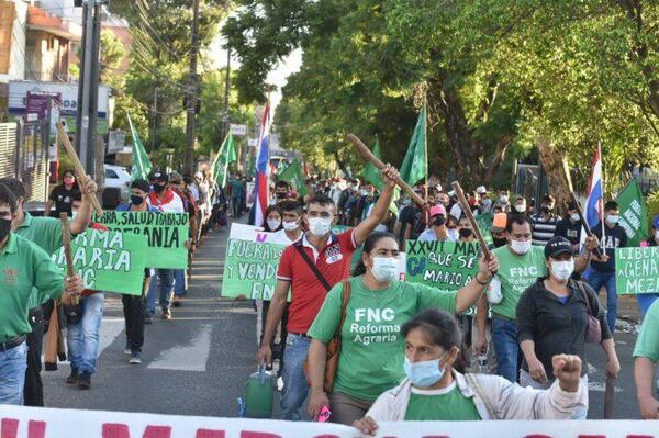 Por el Día Internacional de los Derechos Humanos, por la reforma agraria, contra desalojos y la criminalización, campesinos marcharán hoy en Asunción