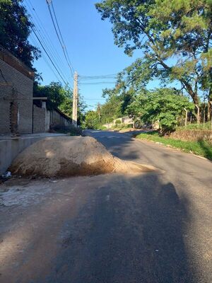 Carga de arena en pleno asfalto - Nacionales - ABC Color