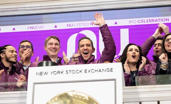 El banco brasileño Nubank se dispara un 25% en su debut en Wall Street