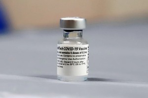 Pfizer dice que tres dosis de su vacuna podrían neutralizar ómicron