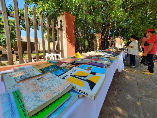 FERIA DE LIBROS EN CORONEL OVIEDO - El Observador