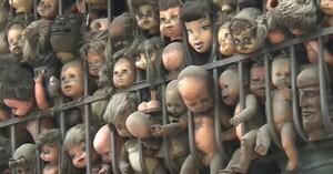 El aterrador balcón repleto de cabezas de muñecas que atormenta a los vecinos en Caracas - C9N