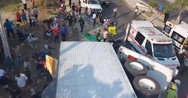 Tragedia en México: al menos 54 migrantes mueren en accidente de camión en el que viajaban hacinados - SNT