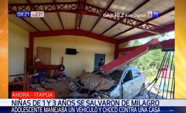 Adolescentes al mando de vehículo chocan contra vivienda y niñas se salvan