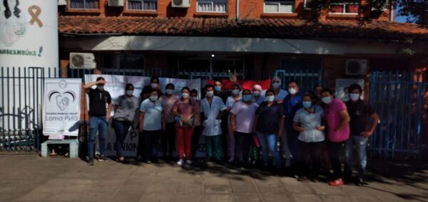 Funcionarios de Hospital de Loma Pytã protestan y piden cobro de salarios - Nacionales - ABC Color