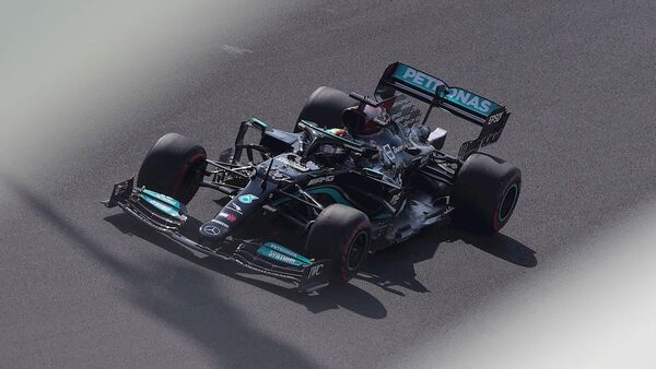 Hamilton da el primer golpe en Yas Marina