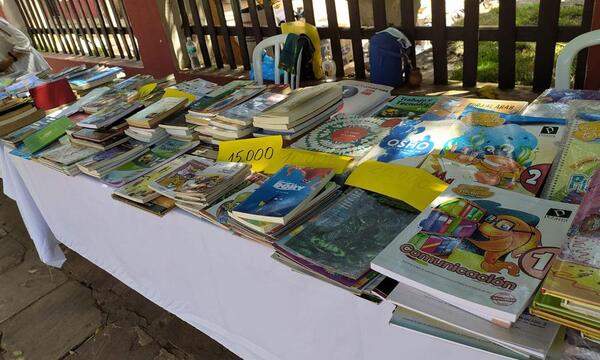 Realizan mini feria de libros en Coronel Oviedo – Prensa 5