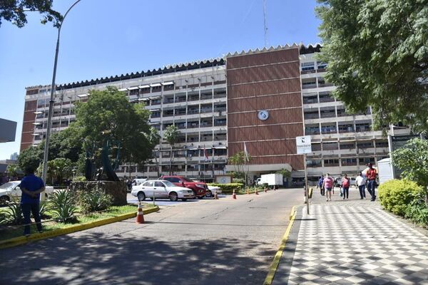 Médicos residentes denuncian presión y persecución en IPS - Nacionales - ABC Color