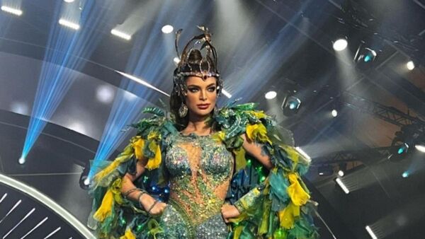 Traje alegórico de Nadia despertó la admiración del rollo
