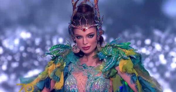 La Nación / Mainumby: deslumbrante traje alegórico de Nadia Ferreira en el National Costume Show de Miss Universo