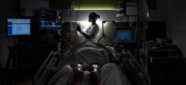 Una mujer con certificado de vacunación falso muere de covid-19 en hospital de Francia