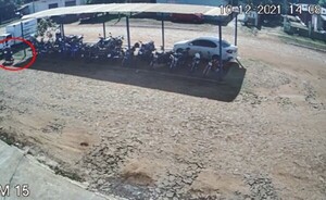 Hurtan motocicleta del estacionamiento de una empresa