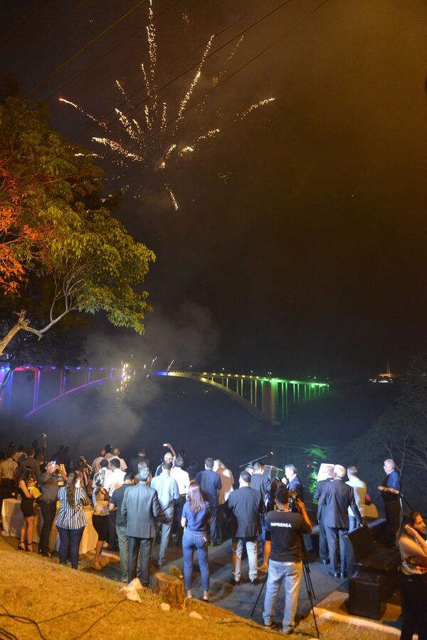 Inauguran majestuosa iluminación temática del Puente de la Amistad - ABC en el Este - ABC Color