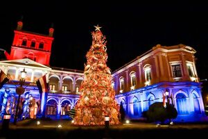 Ornamentación del árbol navideño del Palacio de López está inspirada en el “poncho de 60 listas” - .::Agencia IP::.