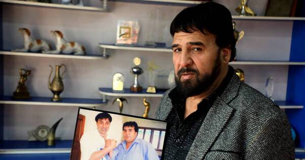 La Nación / Salim Shaheen, el cineasta afgano que captó los focos de Cannes ahora está confinado por los talibanes