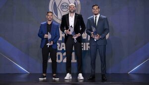 Gómez y Alonso fueron elegidos como los mejores defensores del Brasileirao