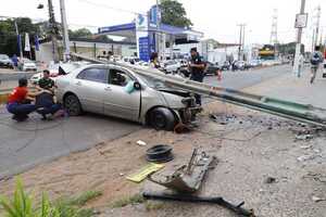 Grave accidente automovilístico sobre la avenida Cacique Lambaré