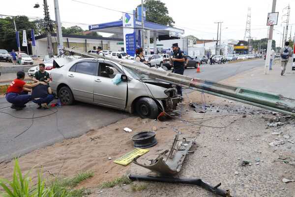 Grave accidente automovilístico sobre la avenida Cacique Lambaré
