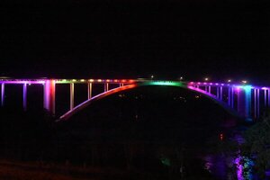 Puente de la Amistad se viste de luces y colores de cara a las fiestas - Megacadena — Últimas Noticias de Paraguay