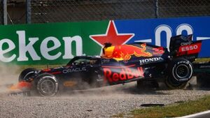 Qué descarados: cadena televisiva publicó un comercial navideño con accidente de Max Verstappen