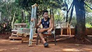 Joven habilidoso sorprende en partidos de piki vóley al jugar con una pierna y muletas   - ABC en el Este - ABC Color