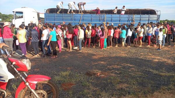 Familia de menonita secuestrado entrega víveres en la Colonia Sidepar de Yhú - Nacionales - ABC Color
