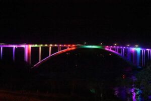 Puente de la Amistad se viste de luces y colores de cara a las fiestas