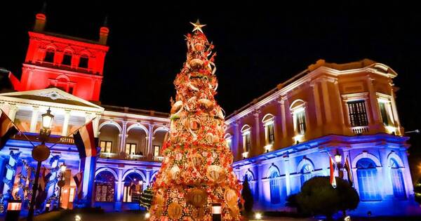La Nación / Poncho Para’í de 60 listas: árbol de Navidad del Palacio de López homenajea a maestras artesanas