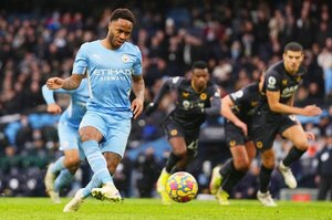 Los tres de arriba en la Premier League, salvados por penales