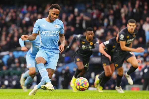 Los tres de arriba en la Premier League, salvados por penales