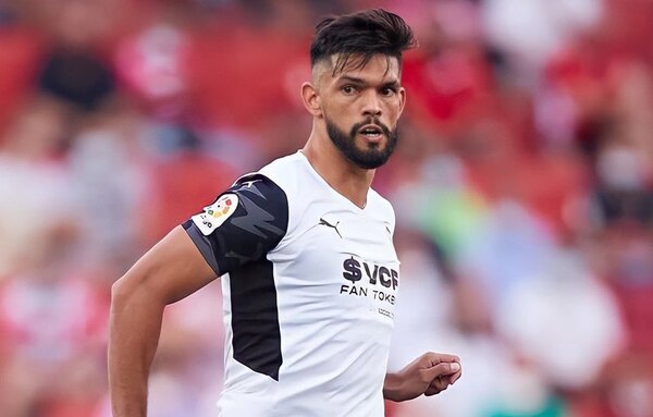Omar Alderete y su entrenador, positivos al COVID-19 en el Valencia