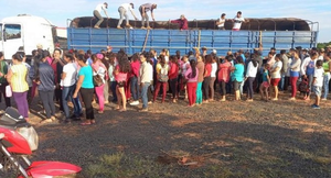 Familia de colono secuestrado entrega víveres en Yhú - Noticiero Paraguay