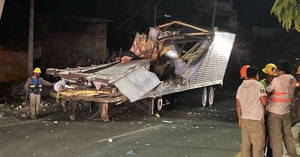 La Nación / Crisis migratoria: 55 fallecidos al volcar un tráiler en Chiapas