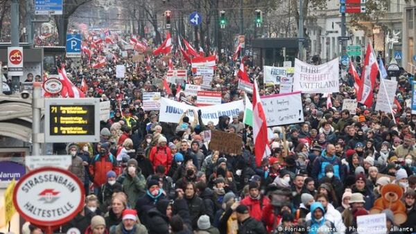 Más de 40.000 personas protestan en Viena contra medidas anticoronavirus