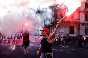 Miles de personas marchan en Buenos Aires para rechazar el acuerdo con el FMI - MarketData