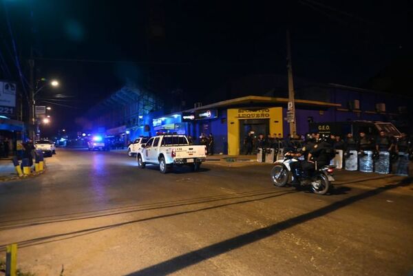 Policía sitia zona del Feliciano Cáceres en Luque - Nacionales - ABC Color