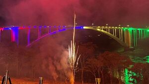 Espectacular vista de la iluminación escénica del Puente de la Amistad