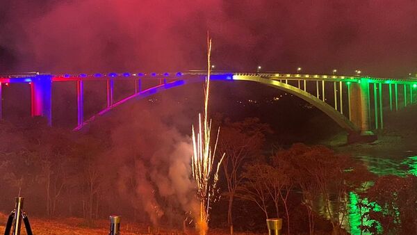 Espectacular vista de la iluminación escénica del Puente de la Amistad
