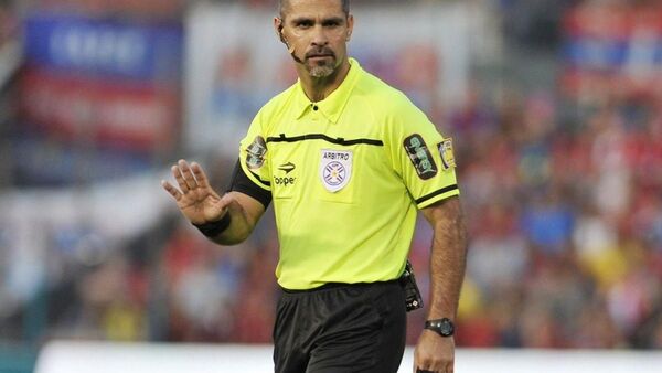 Aquino, del avión para el superclásico