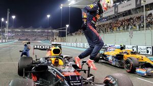 Verstappen, en   pole,  sale con   ventaja en  lucha final de la F1